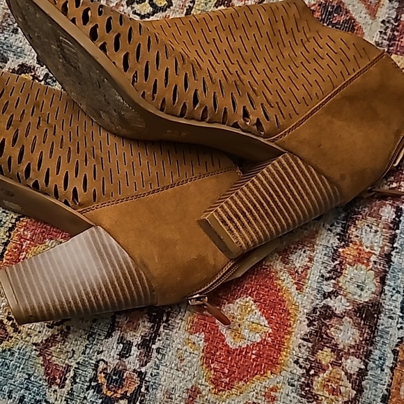 Dirty Laundry Peep Toe Sandals - Picture 5 of 5